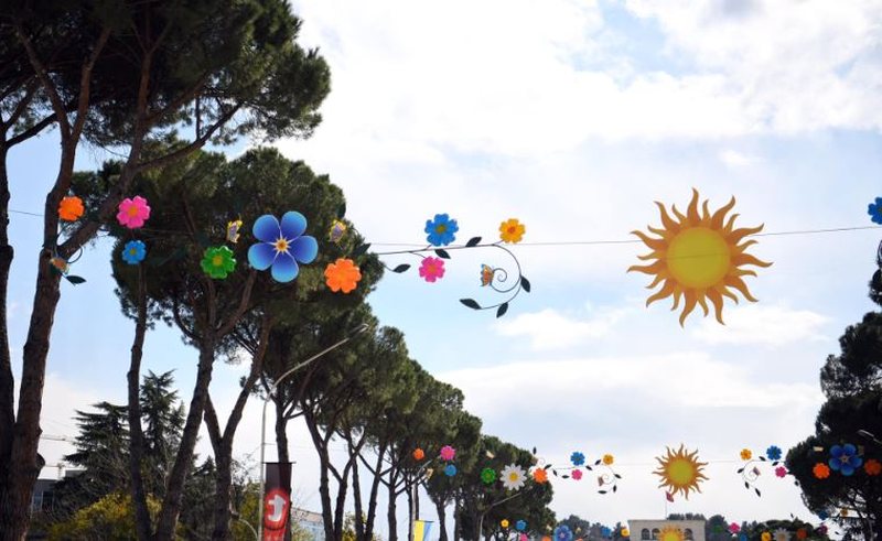 Dita e Verës në Tiranë: Këto janë rrugët ku do ndalohet qarkullimi i makinave për aktivitetet festive Dita e Verës në Tiranë: Këto janë rrugët ku do ndalohet qarkullimi i makinave për aktivitetet festive