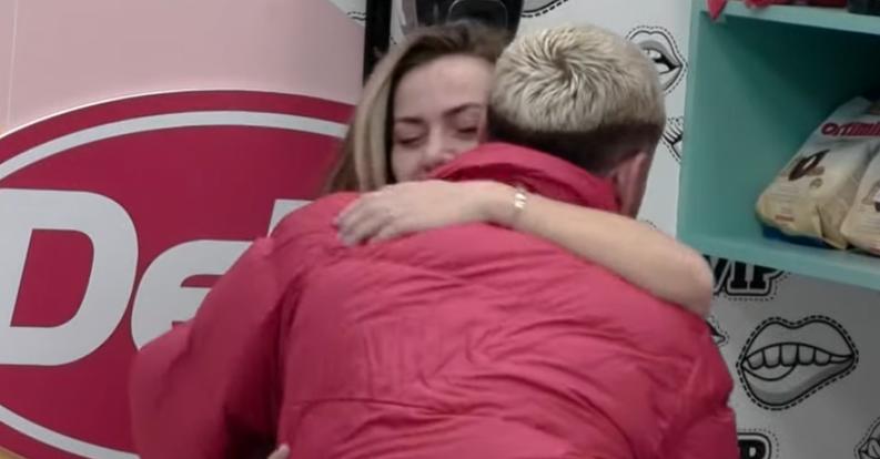 VIDEO/ Si kurrë më parë! Përqafime dhe lot mes Oltës dhe Luizit VIDEO/ Si kurrë më parë! Përqafime dhe lot mes Oltës dhe Luizit