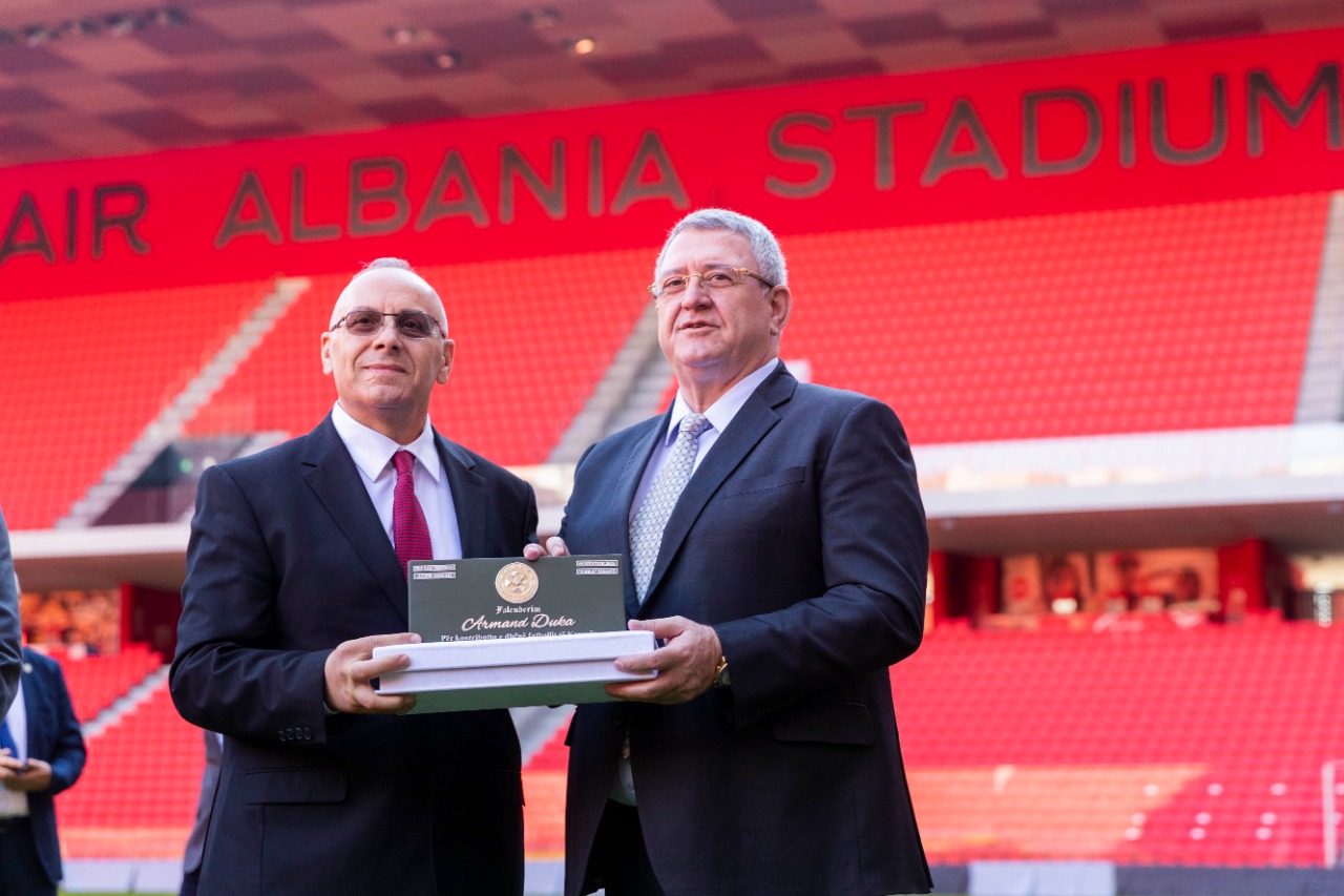 Arrestohet kreu i federatës së futbollit të Kosovës: Dyshohet edhe për shoqërim zyrtarësh të tjerë në polici Arrestohet kreu i federatës së futbollit të Kosovës: Dyshohet edhe për shoqërim zyrtarësh të tjerë në polici