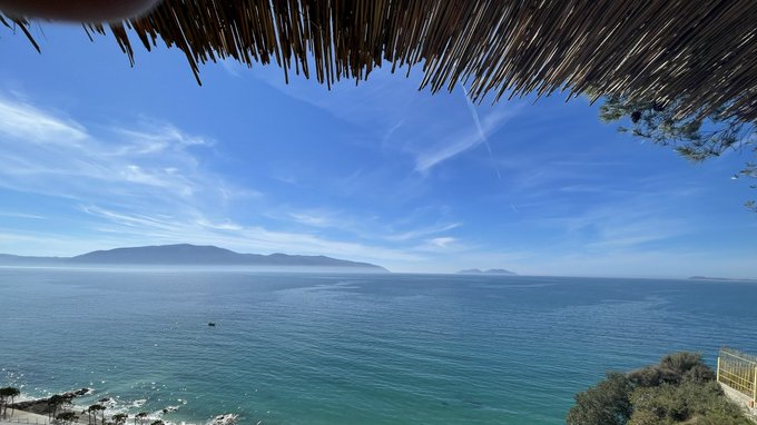 Ambasadorja Yuri Kim promovon bukuritë e bregdetit shqiptar