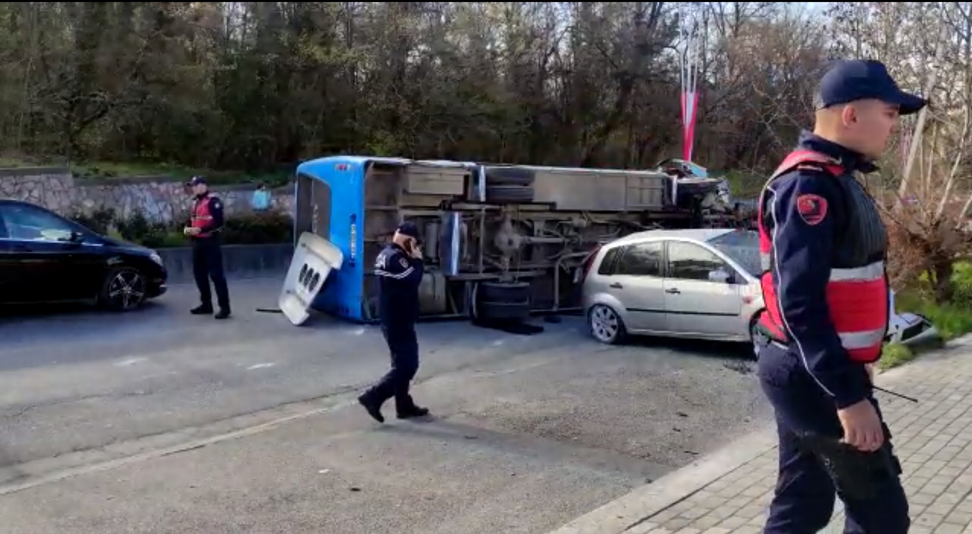 VIDEO/ Probleme në sistemin e frenimit, si ndodhi përmbysja e autobuzit me 7 të plagosur në Tiranë