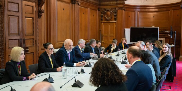 Rama jep lajmin: Mbretëria e Bashkuar 4 mld euro në dispozicion të projekteve strategjike të Shqipërisë Rama jep lajmin: Mbretëria e Bashkuar 4 mld euro në dispozicion të projekteve strategjike të Shqipërisë