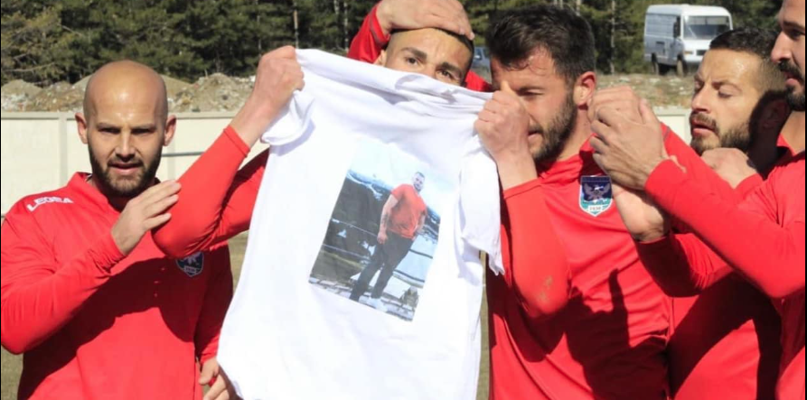 “Na mungon çdo ditë Den”, emocionojnë në Pukë, dedikim prekës për tifozin që humbi jetën 1 vit më parë “Na mungon çdo ditë Den”, emocionojnë në Pukë, dedikim prekës për tifozin që humbi jetën 1 vit më parë