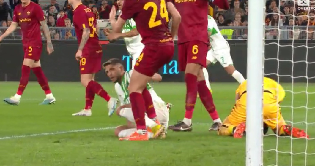 VIDEO/ Gafë e rëndë e Marash Kumbllës, shkelmon kundërshtarin e rrëzuar, ndëshkon ekipin me penallti dhe largohet me karton të kuq VIDEO/ Gafë e rëndë e Marash Kumbllës, shkelmon kundërshtarin e rrëzuar, ndëshkon ekipin me penallti dhe largohet me karton të kuq