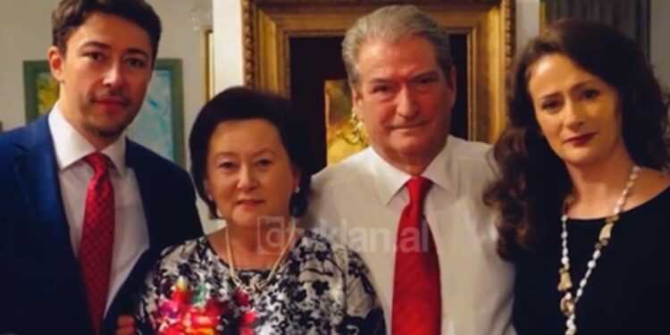 Plaku “fukara”! Zbardhet pasuria e Saliut sipas tij: Edhe sot deklaron shtëpinë e kohës së Enverit… Shkëlzeni me borxhe!