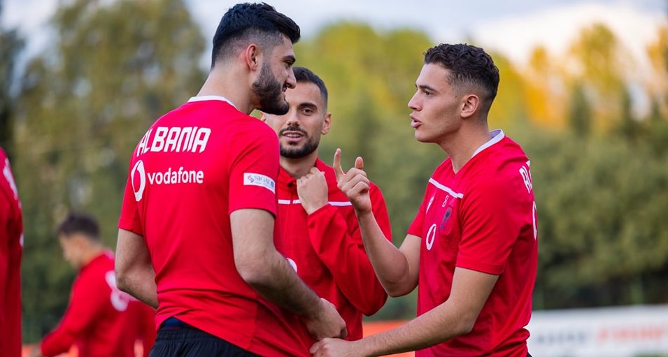 Silvinjo i gëzon tifozët me formacionin kundër Suedisë! Hysaj në stol, Broja nga minuta e parë, ka vend për Mucollin dhe Mucin Silvinjo i gëzon tifozët me formacionin kundër Suedisë! Hysaj në stol, Broja nga minuta e parë, ka vend për Mucollin dhe Mucin