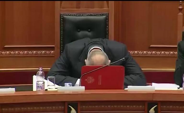 Kush është drejtoresha e Edi Ramës e arrestuar për korrupsion që po mbahet e fshehtë nga policia dhe mediat Kush është drejtoresha e Edi Ramës e arrestuar për korrupsion që po mbahet e fshehtë nga policia dhe mediat