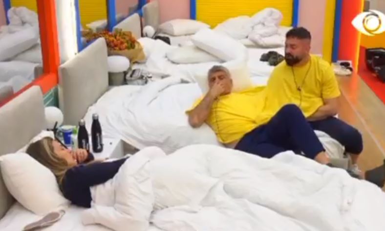 Revoltohet Elvis Pupa: ‘Unë bëj valixhet, iki’! Revoltohet Elvis Pupa: ‘Unë bëj valixhet, iki’!