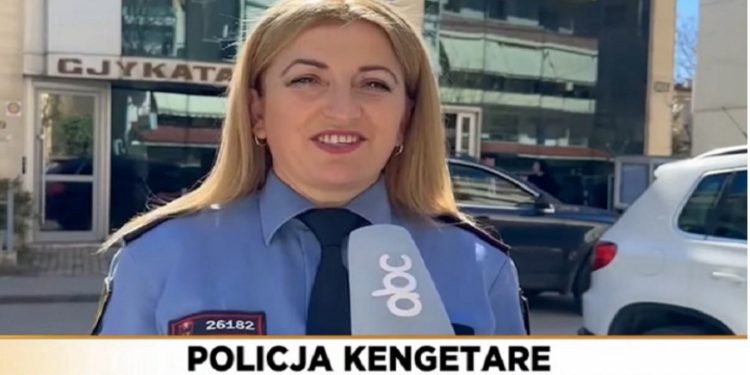 “O dhëndër kur të bëri nëna…”! Njihuni me policen që punon “part time” edhe si këngëtare (Video) “O dhëndër kur të bëri nëna…”! Njihuni me policen që punon “part time” edhe si këngëtare (Video)