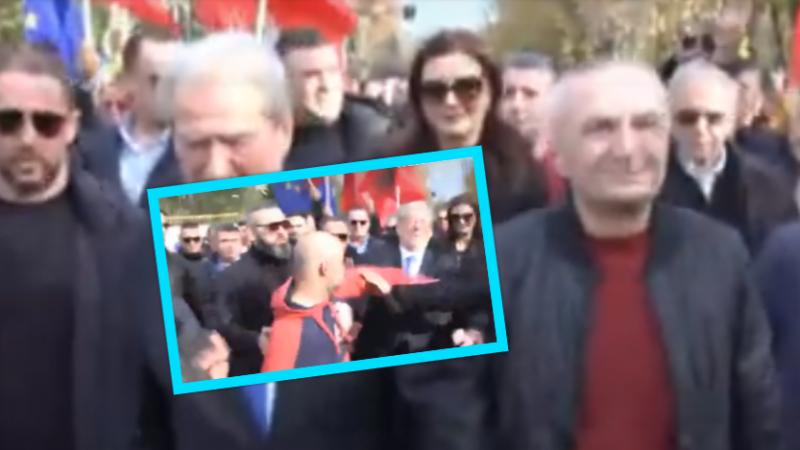 Gazetari zbulon kush e përgatiti sulmin me grusht ndaj Sali Berishës: Enver Hoxha ra si bust, Saliun e pamë ta rrëzonin për së gjalli Gazetari zbulon kush e përgatiti sulmin me grusht ndaj Sali Berishës: Enver Hoxha ra si bust, Saliun e pamë ta rrëzonin për së gjalli