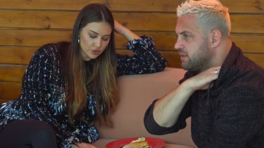 Ke ndonjë ves jashtë? Kiara pyet Luizin kur ishin shtrirë në shtrat Ke ndonjë ves jashtë? Kiara pyet Luizin kur ishin shtrirë në shtrat