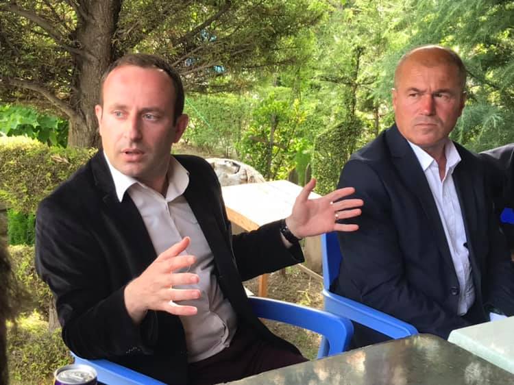 Shpërthen skandali për kryebashkiakun e Kuçovës duke bërë se*s në zyrë: “O hajdari im” Shpërthen skandali për kryebashkiakun e Kuçovës duke bërë se*s në zyrë: “O hajdari im”