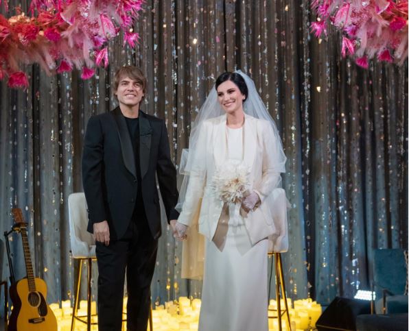 VIDEO/ Këngëtarja e njohur italiane Laura Pauzini martohet pas 18 viteve lidhje