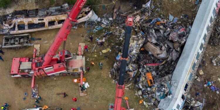 “Unë mbaj 35 arkivole mbi shpinë”, stacionisti i Larisës kërkon falje në gjyq, protestuesit kërkojnë drejtësi “Unë mbaj 35 arkivole mbi shpinë”, stacionisti i Larisës kërkon falje në gjyq, protestuesit kërkojnë drejtësi