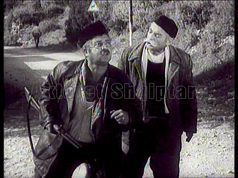 Dumani e shikon me syzet e Xha Beqos, etalonin e korrupsionit të Shqipërisë Sali! Berisha e sulmon duke e tallur publikisht! Dumani e shikon me syzet e Xha Beqos, etalonin e korrupsionit të Shqipërisë Sali! Berisha e sulmon duke e tallur publikisht!