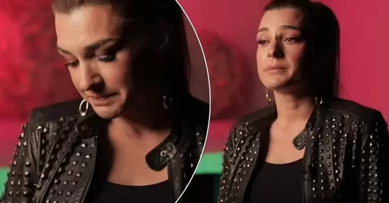 Rrëfimi rrënqethës i Elsa Lilës: Po flija me vajzën time, shtatë policë erdhën dhe më për**unuan… Rrëfimi rrënqethës i Elsa Lilës: Po flija me vajzën time, shtatë policë erdhën dhe më për**unuan…