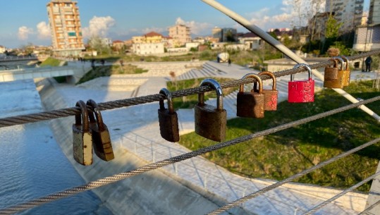 Ura mbi lumin Gjanica në Fier, kthehet në vendin e të dashuruarve, çiftet kyçin ‘betimet e përjetshme’ Ura mbi lumin Gjanica në Fier, kthehet në vendin e të dashuruarve, çiftet kyçin ‘betimet e përjetshme’