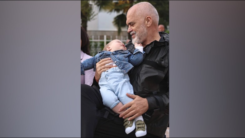 FOTOLAJM/ Rama ndan “kartolinën” nga Shkodra: Sot nga Shkodra me këtë fëmijë që më dhanë në dorë më kujtuan …. FOTOLAJM/ Rama ndan “kartolinën” nga Shkodra: Sot nga Shkodra me këtë fëmijë që më dhanë në dorë më kujtuan ….