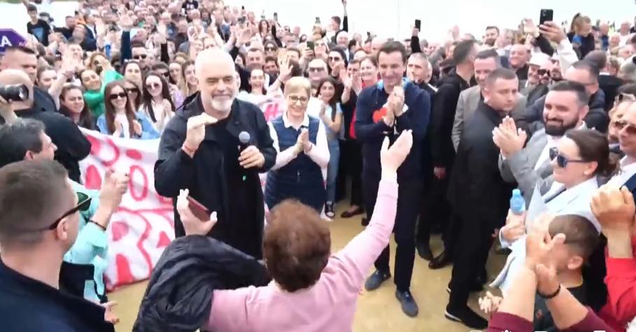 Pas operimit, Rama nis fushatën me energji në Kamëz, kërcen nën ritmin e këngës Pas operimit, Rama nis fushatën me energji në Kamëz, kërcen nën ritmin e këngës