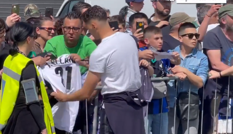 VIDEO/ Me fanellat e Shqipërisë duke pritur autograf, shihni se çfarë pritje i kanë bërë sot Kristjan Asllanit pas ndeshjes së Interit VIDEO/ Me fanellat e Shqipërisë duke pritur autograf, shihni se çfarë pritje i kanë bërë sot Kristjan Asllanit pas ndeshjes së Interit