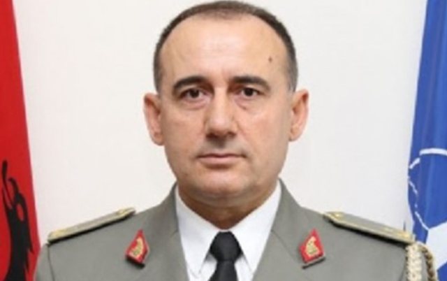 Gjenerali i Tan Dulakut në vend që të ishte në burg për pronat e ushtrisë, bilbilos ekraneve si avokat i Hajdarit të Kuçovës, ja si gënjen për dënimin në Greqi Gjenerali i Tan Dulakut në vend që të ishte në burg për pronat e ushtrisë, bilbilos ekraneve si avokat i Hajdarit të Kuçovës, ja si gënjen për dënimin në Greqi