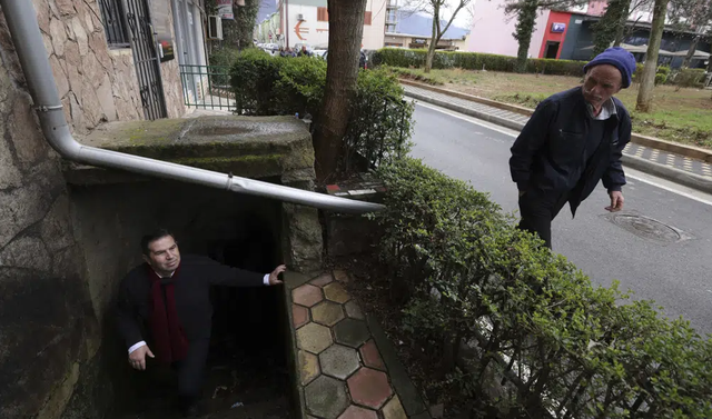 AP/ Qyteti shqiptar që shpreson të tërheqë turistë me tunelet e Enver Hoxhës AP/ Qyteti shqiptar që shpreson të tërheqë turistë me tunelet e Enver Hoxhës