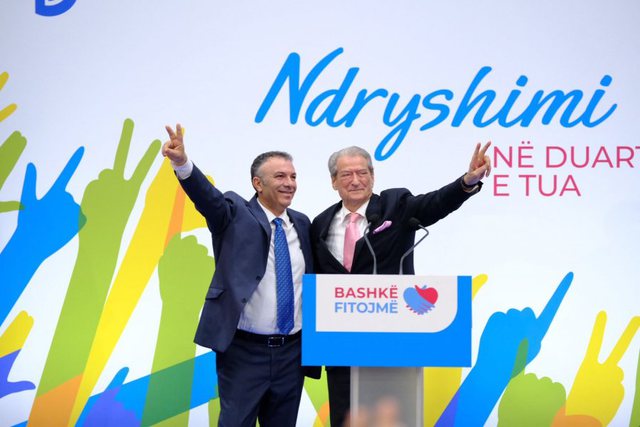 Saliu ka harruar por durrsakët jo! E nxori nga zyra e PD me shqelma“mikun” e tij Cara, i ndërroi edhe bravat e dyerve sot e promovon për krybashkiak Saliu ka harruar por durrsakët jo! E nxori nga zyra e PD me shqelma“mikun” e tij Cara, i ndërroi edhe bravat e dyerve sot e promovon për krybashkiak