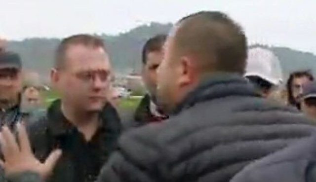 Banorët e Bërxullës përzënë kandidatin e Berishës në Vorë: Mos hajde ketu për vota. Hipi makinës e ik nga erdhe Banorët e Bërxullës përzënë kandidatin e Berishës në Vorë: Mos hajde ketu për vota. Hipi makinës e ik nga erdhe