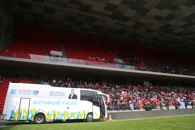 Mitingu i Berisha-Meta në Air Albania: Kostoja i kalon 150 mijë eurot Mitingu i Berisha-Meta në Air Albania: Kostoja i kalon 150 mijë eurot