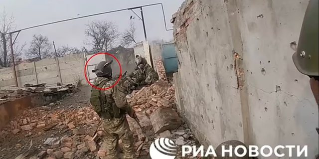VIDEO/ Goditet me snajper në kokë, shpëton për mrekulli ushtari rus VIDEO/ Goditet me snajper në kokë, shpëton për mrekulli ushtari rus