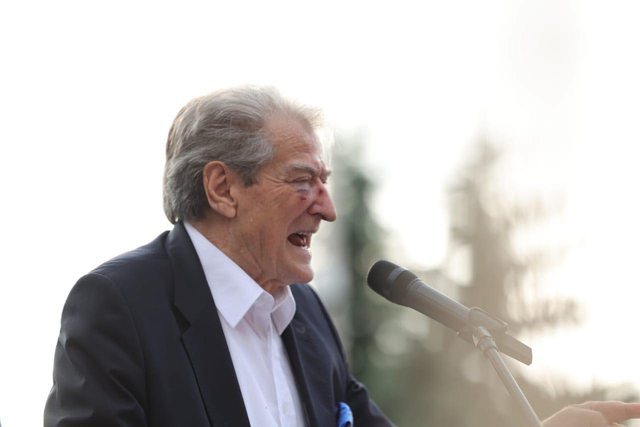 Mero Baze i përgjigjet Sali Berishës: Ti je i vetmi që s’ shkel në vendlindje, se ke lënë 72 varre të hapura! Mero Baze i përgjigjet Sali Berishës: Ti je i vetmi që s’ shkel në vendlindje, se ke lënë 72 varre të hapura!