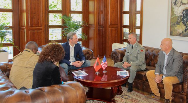 Përralla nga foltoristi Bardh Spahia: Hapjen e zyrave të rekrutimit ushtarak të MM e shet si bashkëpunim amerikan me “non gratat” Përralla nga foltoristi Bardh Spahia: Hapjen e zyrave të rekrutimit ushtarak të MM e shet si bashkëpunim amerikan me “non gratat”