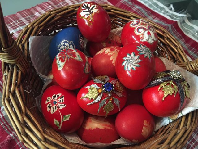 Tradita dhe simbolika me vezën e kuqe, besimtarët katolikë festojnë sot Pashkët Tradita dhe simbolika me vezën e kuqe, besimtarët katolikë festojnë sot Pashkët