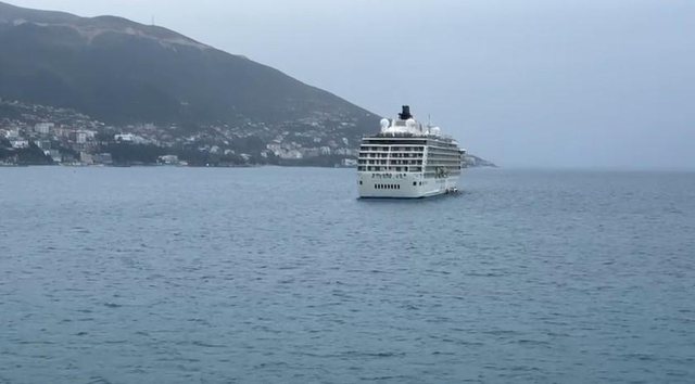 he World, “Titaniku” i dytë mbërrin në gjirin e Vlorës he World, “Titaniku” i dytë mbërrin në gjirin e Vlorës