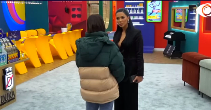 VIDEO/ Efi u largua nga shtëpija e “BBVA”? Banorja i pëshpërit Kiarës: Të lutem m’i mblidh gjërat! VIDEO/ Efi u largua nga shtëpija e “BBVA”? Banorja i pëshpërit Kiarës: Të lutem m’i mblidh gjërat!