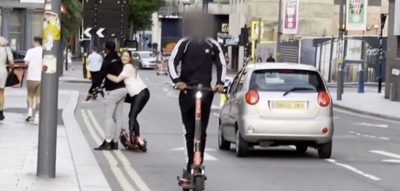 Janë kthyer në makth për shofertët dhe burim aksidentesh, merren masa drastike për përdoruesit e monopatinave Janë kthyer në makth për shofertët dhe burim aksidentesh, merren masa drastike për përdoruesit e monopatinave