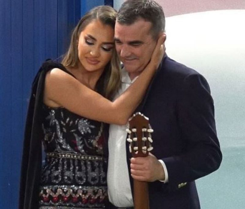 “Opinionistët zgërdhihen me Kiarën”, babai i moderatores reagon i revoltuar: Do vij me avokat nga Italia “Opinionistët zgërdhihen me Kiarën”, babai i moderatores reagon i revoltuar: Do vij me avokat nga Italia