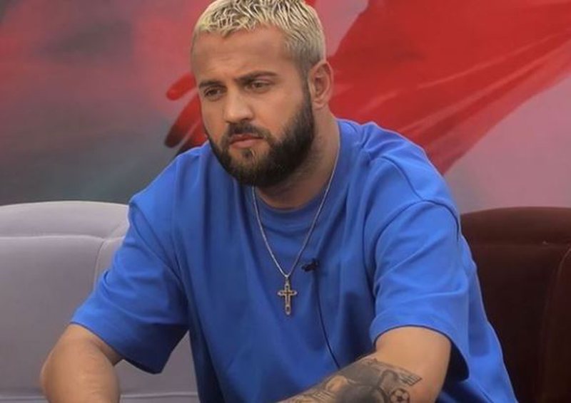 A do të ketë penalizime në “BBVA”? Luizi “shpërthen” në ofendime: Zhduku, qërrohu, shporru! (Video) A do të ketë penalizime në “BBVA”? Luizi “shpërthen” në ofendime: Zhduku, qërrohu, shporru! (Video)