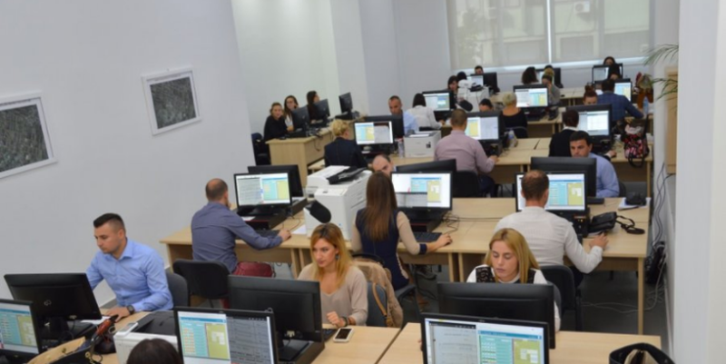 Ndryshon skema, ja si do të bëhet reforma e pagave në administratë dhe privat, zbardhet projkeltigji i qeverise, do ketë shpërblimi edhe për rritje performance në punë Ndryshon skema, ja si do të bëhet reforma e pagave në administratë dhe privat, zbardhet projkeltigji i qeverise, do ketë shpërblimi edhe për rritje performance në punë