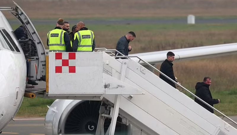 Jep efekt marrëveshja Britani-Shqipëri kundër emigracionit ilegal, 1 mijë refugjatë shqiptarë u riatdhesuan gjatë dhjetor 2022-prill 2023 Jep efekt marrëveshja Britani-Shqipëri kundër emigracionit ilegal, 1 mijë refugjatë shqiptarë u riatdhesuan gjatë dhjetor 2022-prill 2023