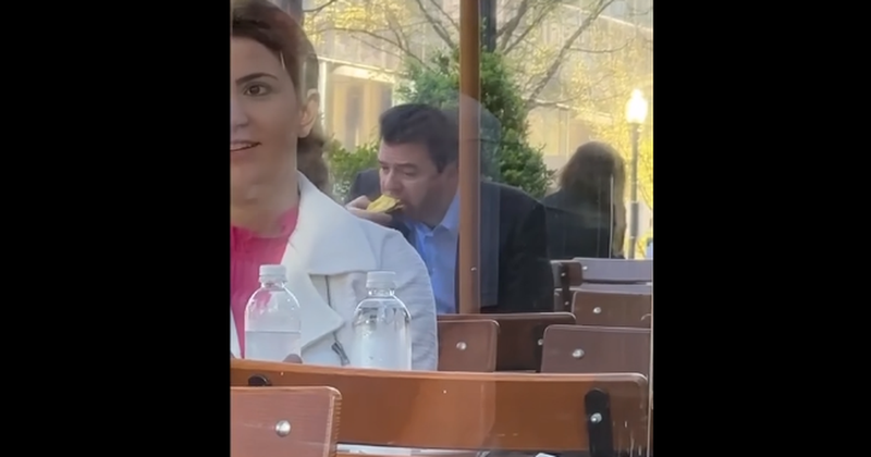 “Artisti” bëhet viral sërish, mos e humbisni videon perlë të Lulzim Bashës “Artisti” bëhet viral sërish, mos e humbisni videon perlë të Lulzim Bashës