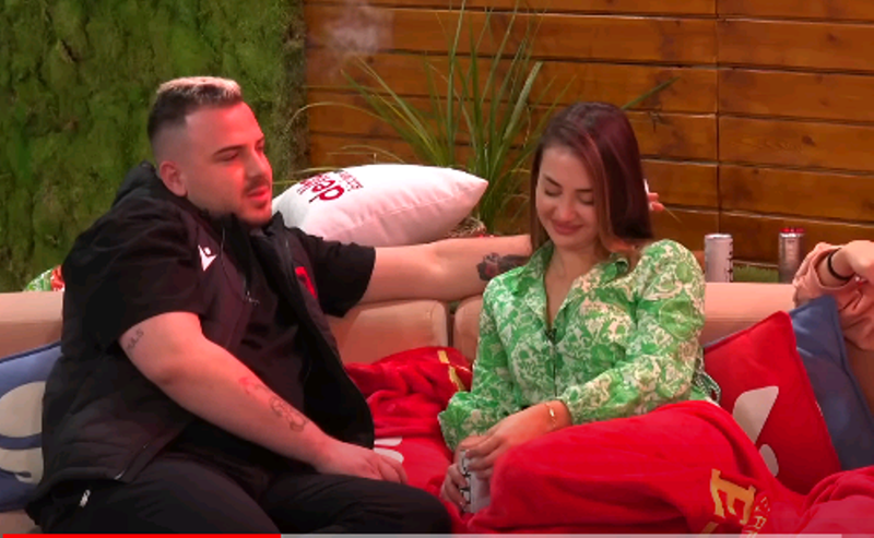 “Do të zhvesh fare, do të…”! Plas ‘sherri’ mes dy banorëve të BBVA: Sa burrë kam kaluar si ty unë, vetëm laparosin gjithë ditën “Do të zhvesh fare, do të…”! Plas ‘sherri’ mes dy banorëve të BBVA: Sa burrë kam kaluar si ty unë, vetëm laparosin gjithë ditën