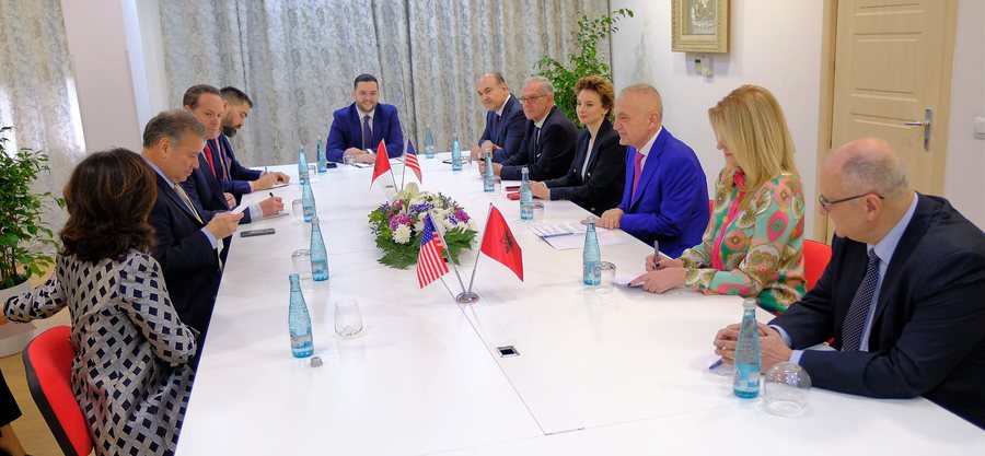 Aty u fol me gjuhën e trupit