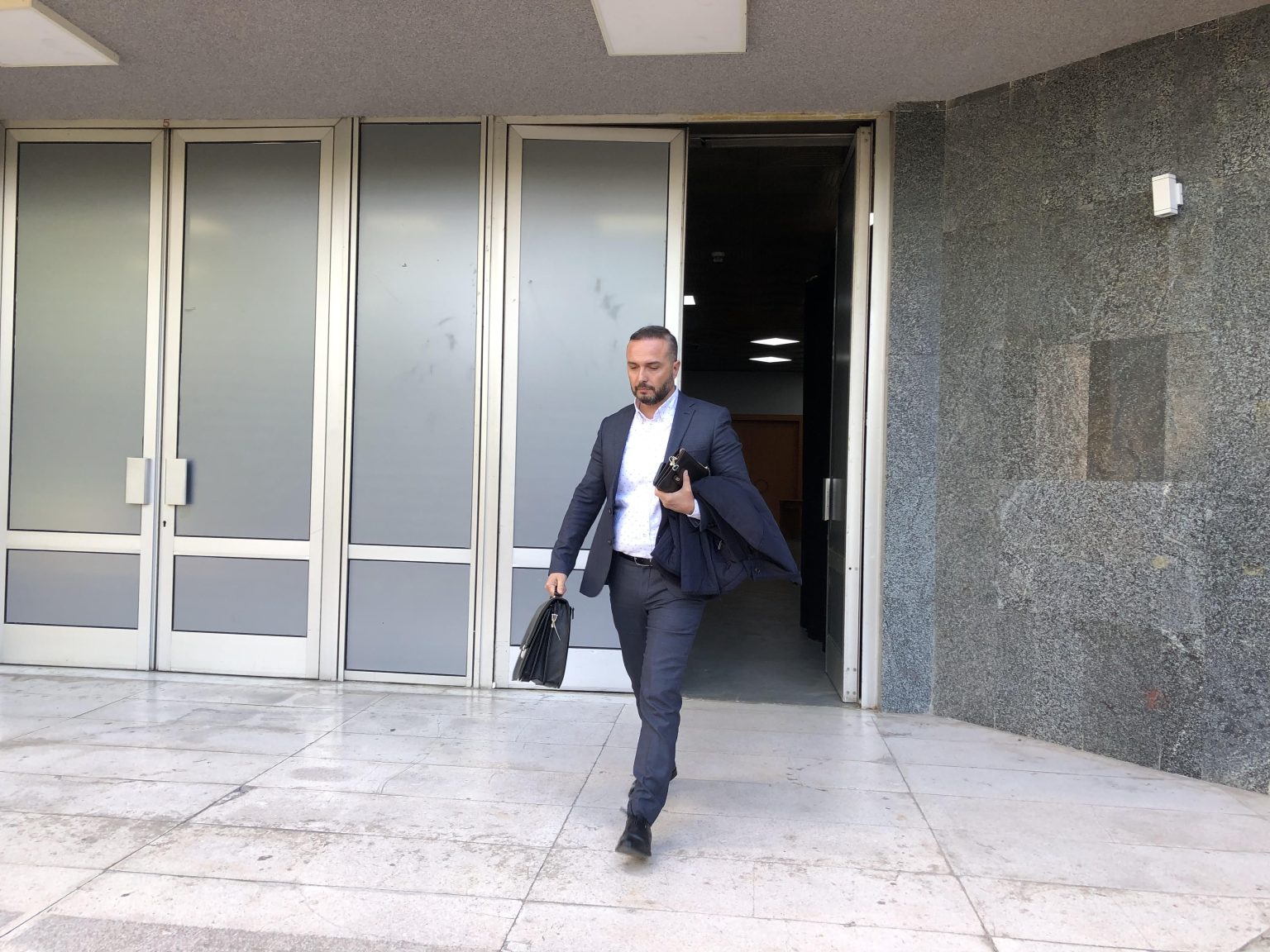 Prokurori Armand Gurakuqi jep shpjegime për pasuritë e vëna me borxhe Prokurori Armand Gurakuqi jep shpjegime për pasuritë e vëna me borxhe