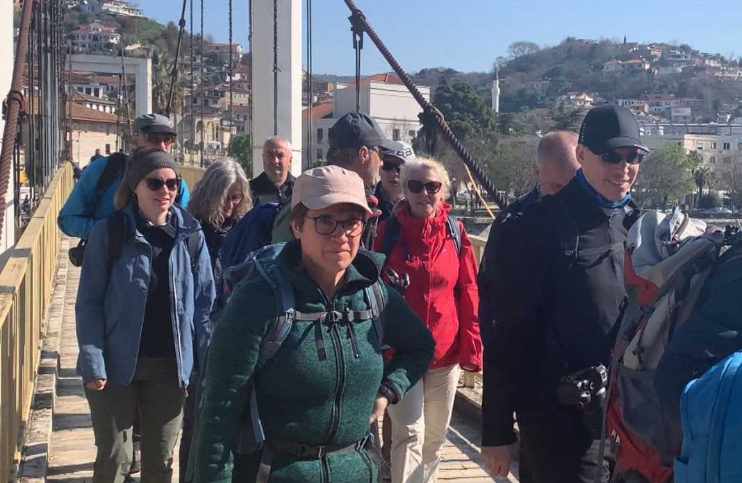 Të huajt të fiksuar pas Beratit, në 3 muaj e vizituan afro 3000 turistë Të huajt të fiksuar pas Beratit, në 3 muaj e vizituan afro 3000 turistë