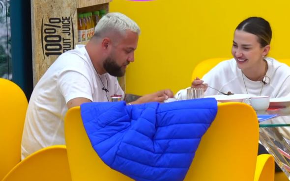 Dashuria fshihet në detaje, Luizi kujdeset që Kiara të mbarojë ushqimin: Je dobësuar! Dashuria fshihet në detaje, Luizi kujdeset që Kiara të mbarojë ushqimin: Je dobësuar!