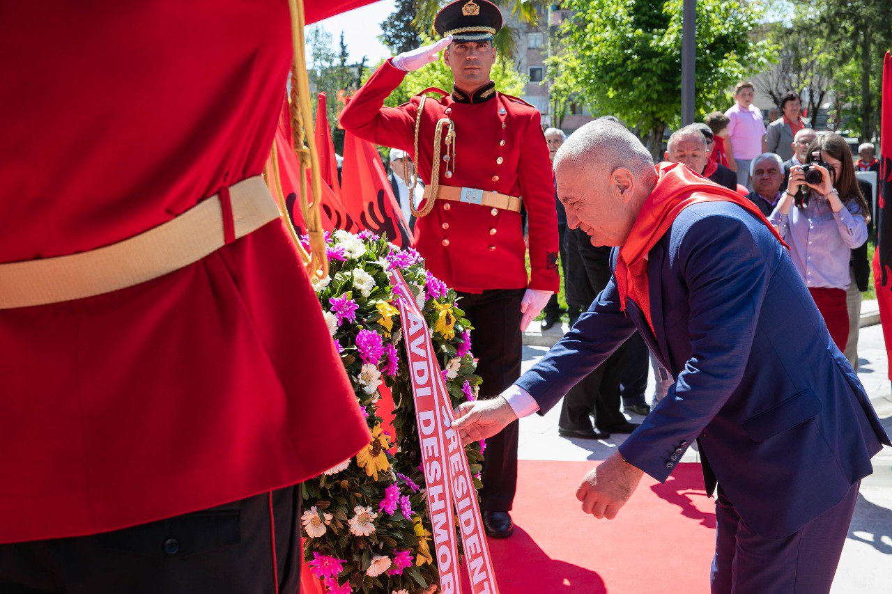 Komunisti i vogël Meta injoron deklaratën e Kim dhe merr në mbrojte komunistin e madh Berisha: Kandidatët tanë janë ajka, më 14 maj merr fund komunizmi Komunisti i vogël Meta injoron deklaratën e Kim dhe merr në mbrojte komunistin e madh Berisha: Kandidatët tanë janë ajka, më 14 maj merr fund komunizmi