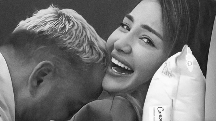 VIDEO/ A ishte gjest demode dhe i turpshëm?! Të hëngsha b**hën: Luizi kafshon Kiarën në të pasme! VIDEO/ A ishte gjest demode dhe i turpshëm?! Të hëngsha b**hën: Luizi kafshon Kiarën në të pasme!