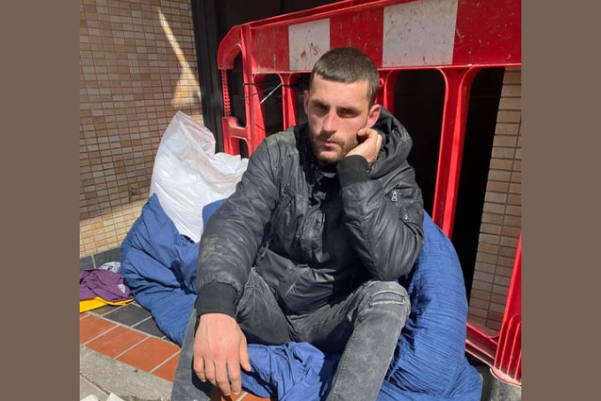 Shkoi për një jetë më të mirë, por përfundoi rrugëve të Londrës, dhjetëra bashkatdhetarë ofrohen të ndihmojnë të riun nga Shkodra Shkoi për një jetë më të mirë, por përfundoi rrugëve të Londrës, dhjetëra bashkatdhetarë ofrohen të ndihmojnë të riun nga Shkodra