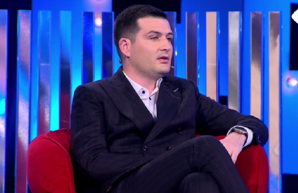 Arbëri- Kiarës: Po tani çdo bësh? Luizin kanë nisur ta duan edhe burrat! Arbëri- Kiarës: Po tani çdo bësh? Luizin kanë nisur ta duan edhe burrat!